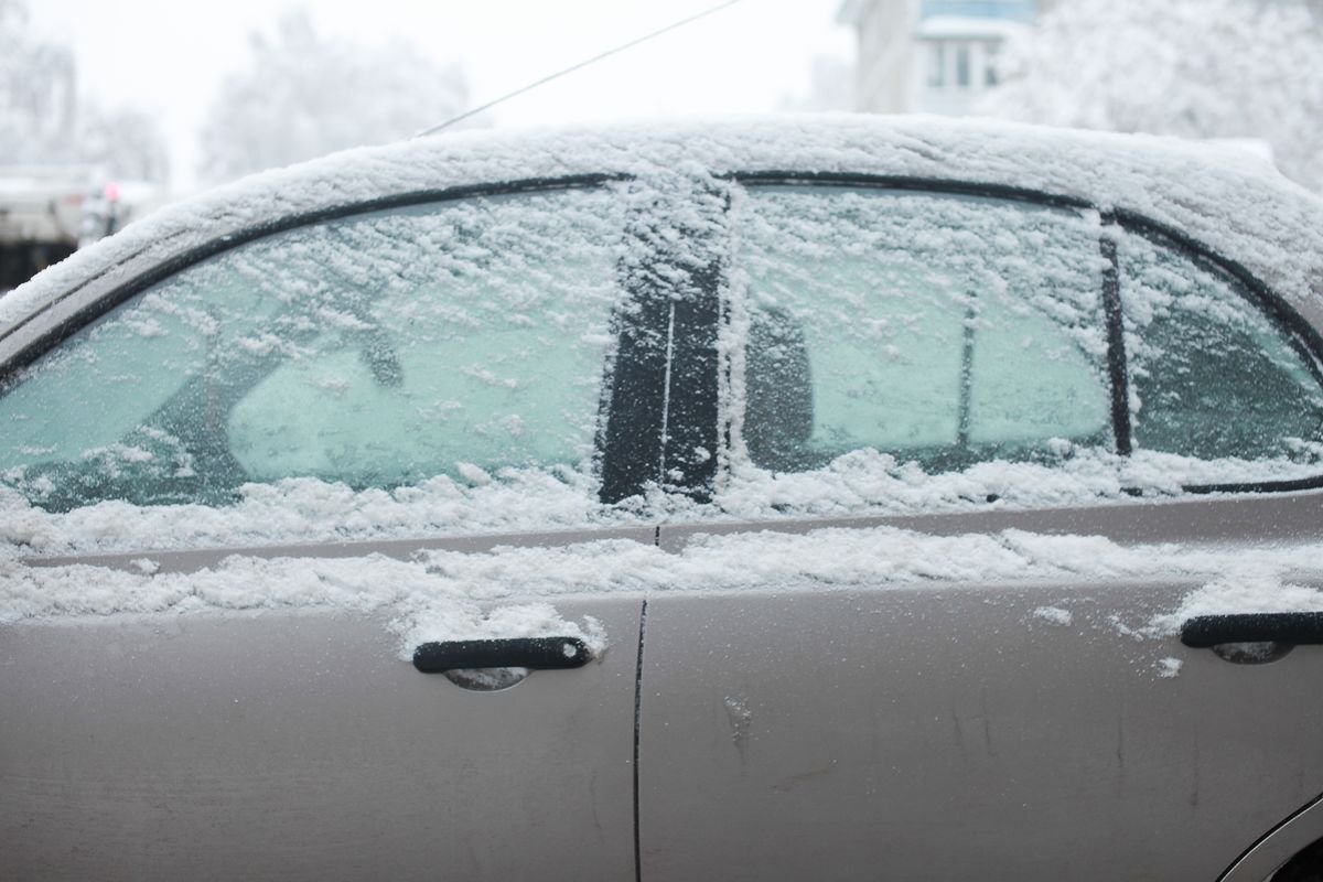 Auto bedekt met sneeuw en rijp op een winterochtend