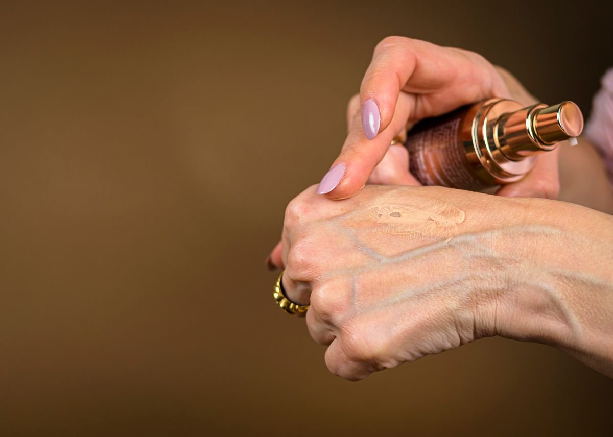 Base de maquillaje aplicada en el dorso de la mano