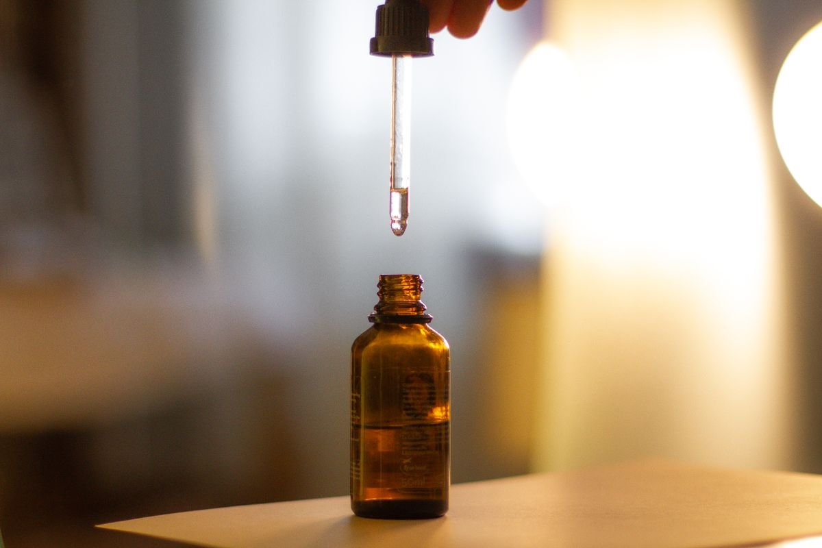 Cuentagotas dejando caer una gota de sérum en su frasco