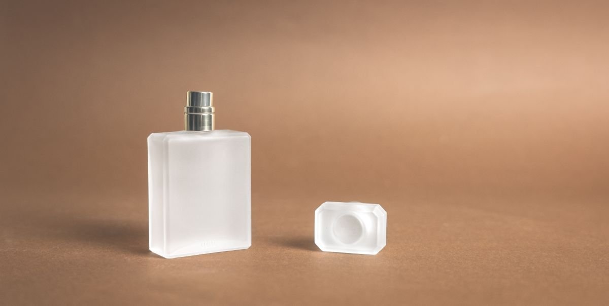 Frasco de perfume de cristal esmerilado abierto
