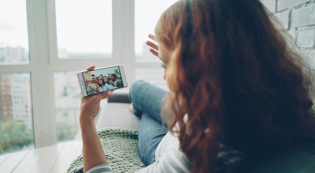 Frau schaut ein Video auf ihrem Smartphone