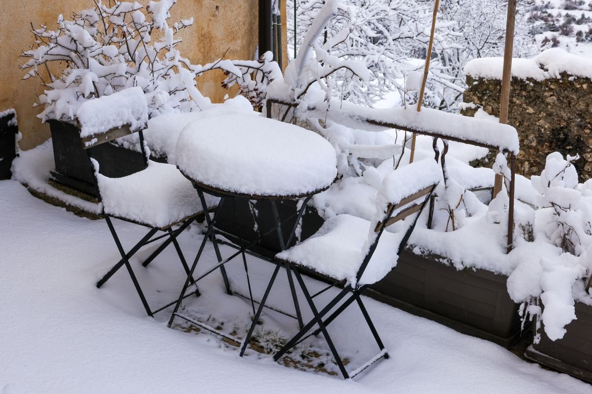 Mobilier de terrasse recouvert de neige en hiver