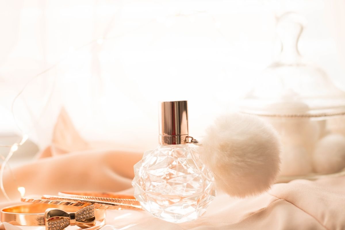 Elegant parfumflesje op een zachte achtergrond met wollige accenten