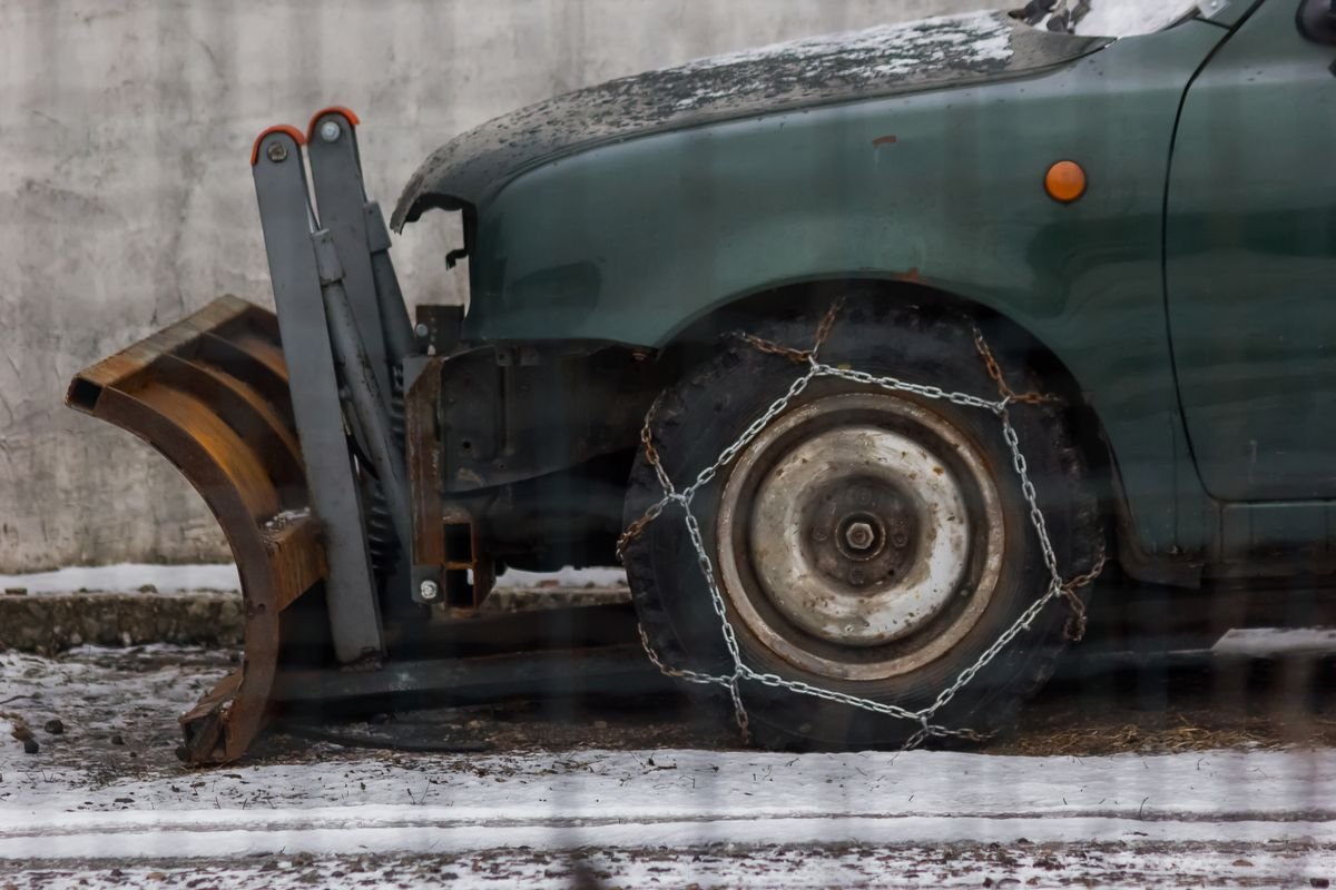 Schneekette auf einem Autoreifen im winterlichen Einsatz
